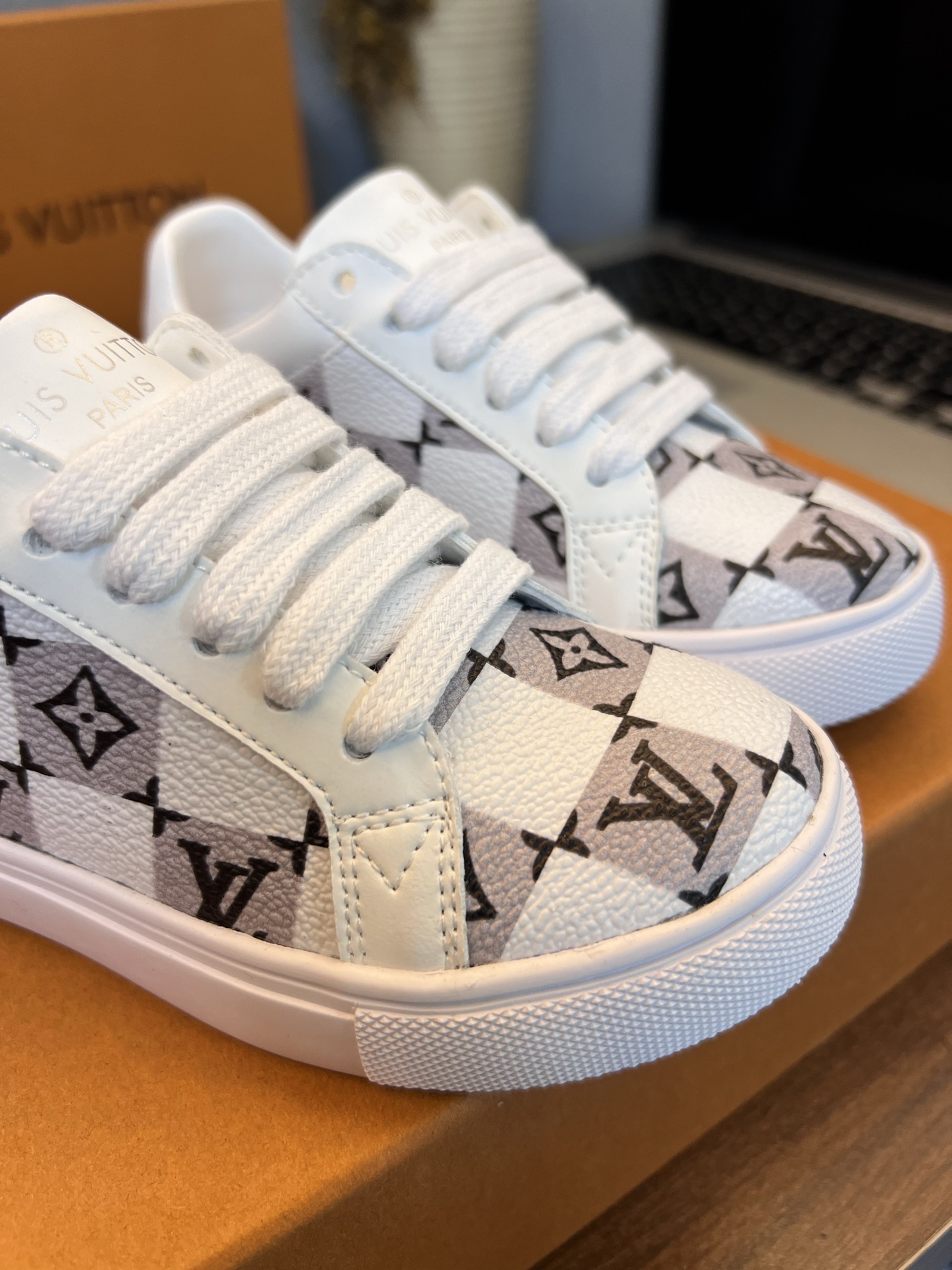 Children's shoes child